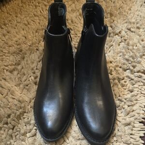 New Universal Thread Women's Size 7 1/2 Black Boot‎ Side Zip Man-made Materials